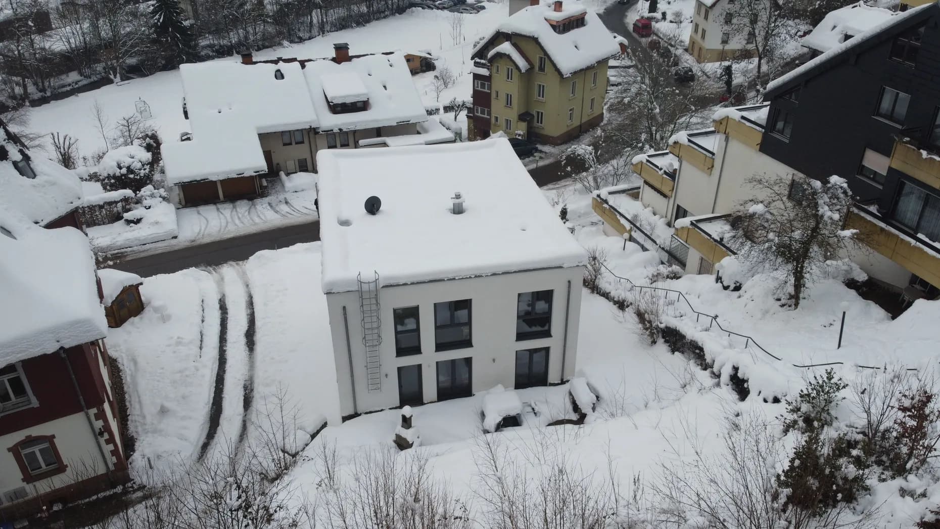 Haus LuFeTo im Winter von oben, eingebettet in den Hang oberhalb von Todtnau