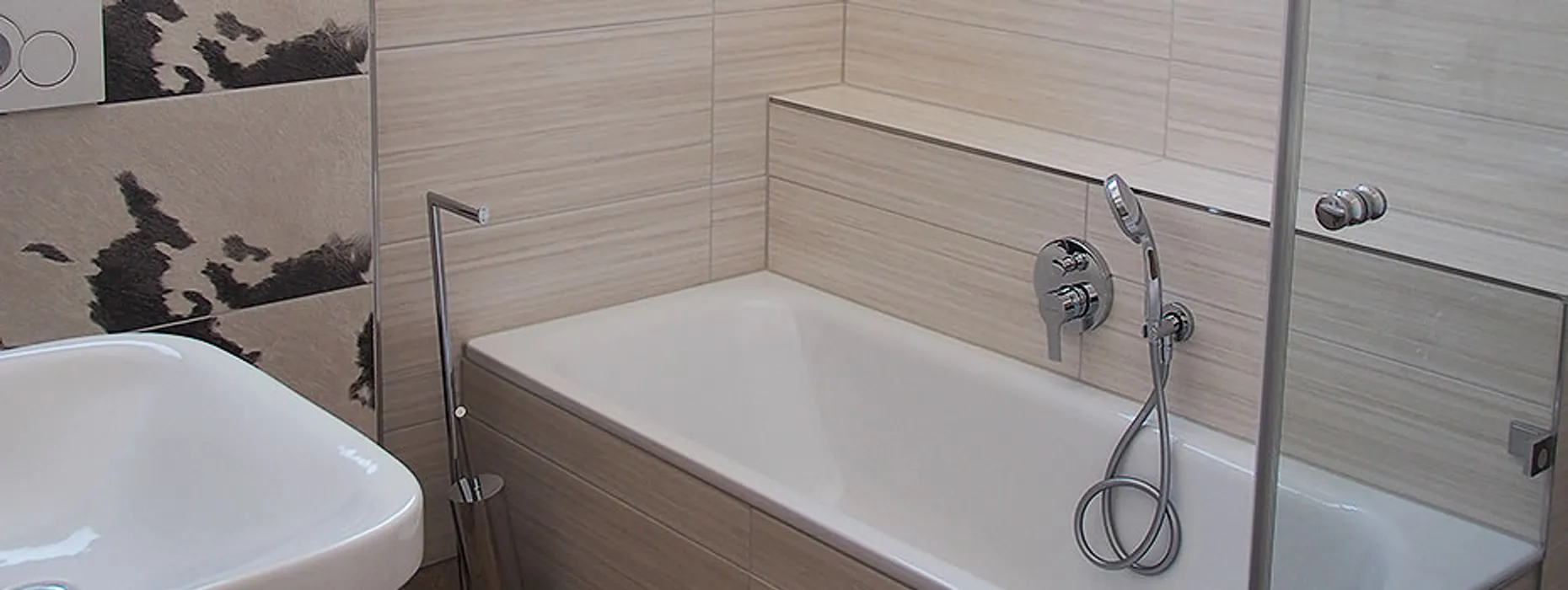 Badezimmer im Bergblick mit großer Badewanne